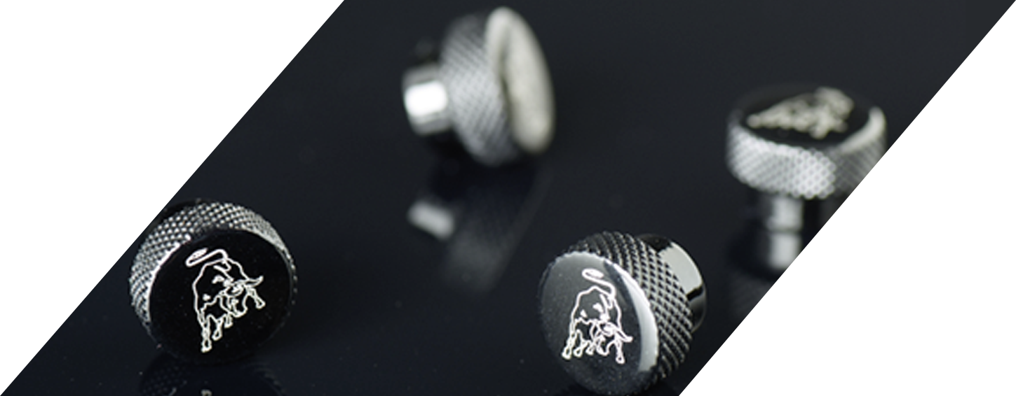 エンブレムが彫刻されたバルブキャップ